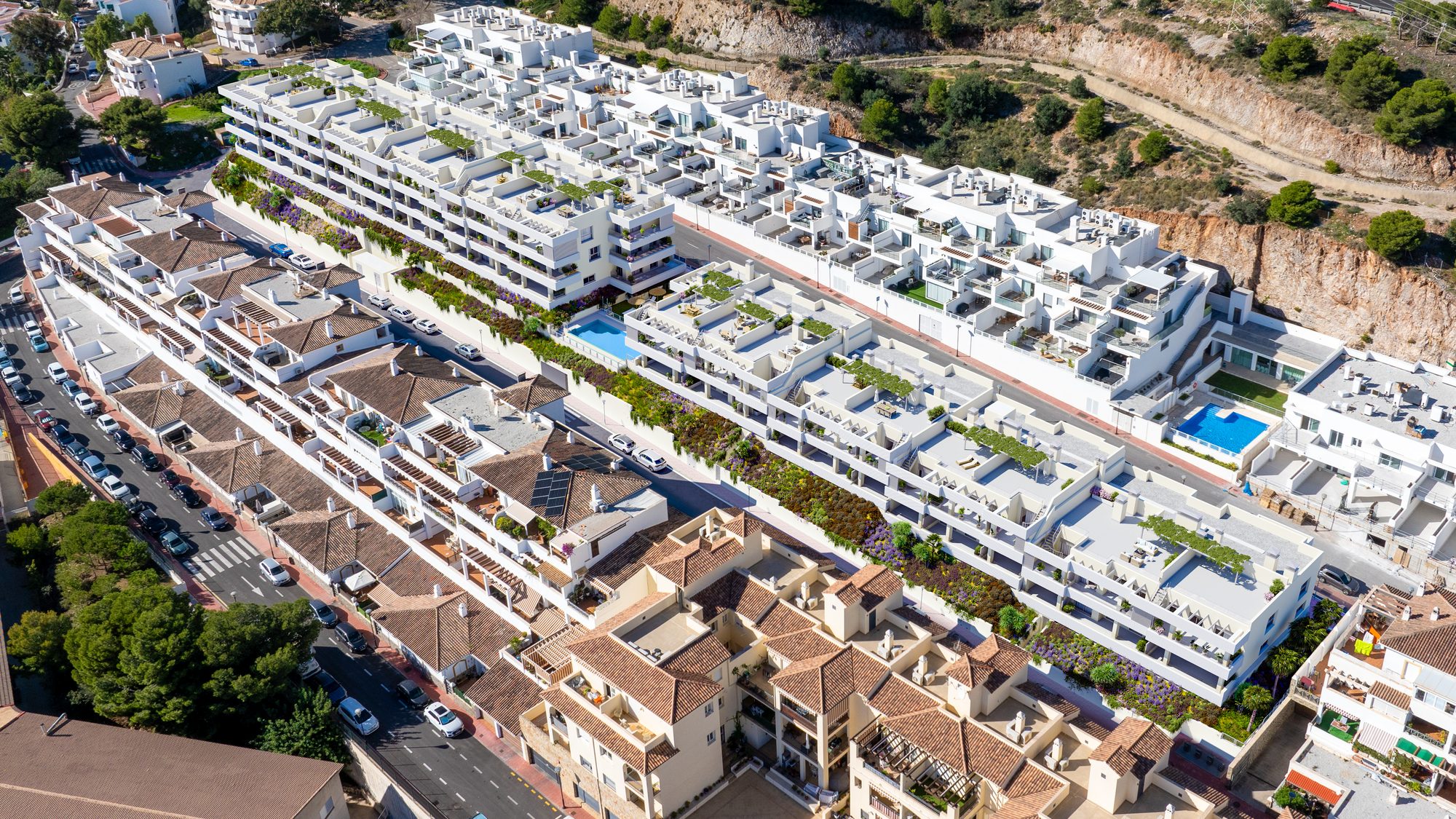 Die Anlage, die den Hang über dem alten weißen Dorf hinabstuft
