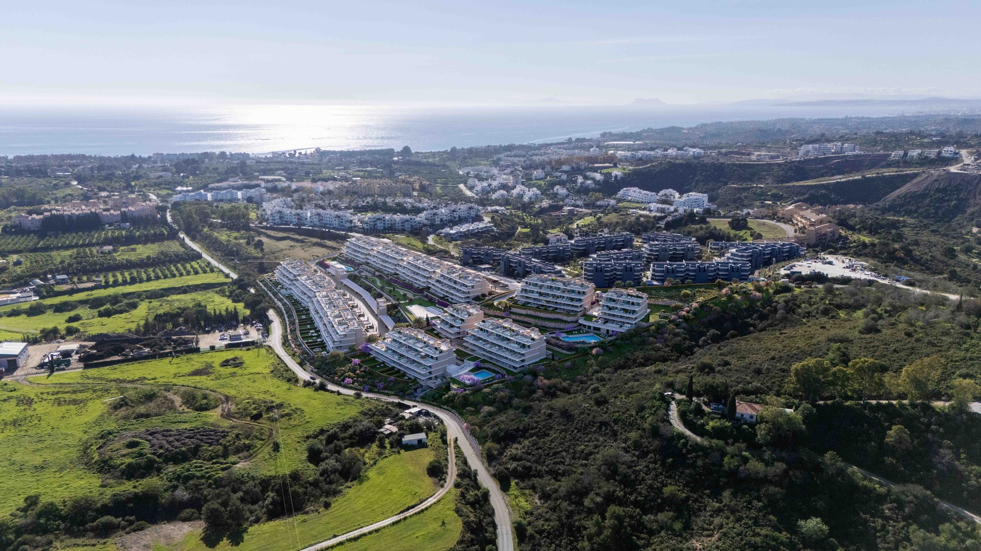 La costa y el Mediterráneo vistos desde la ladera sobre la promoción