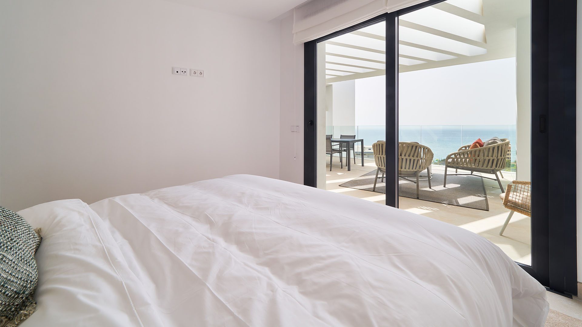Schlafzimmer mit Schiebetür und Meerblick