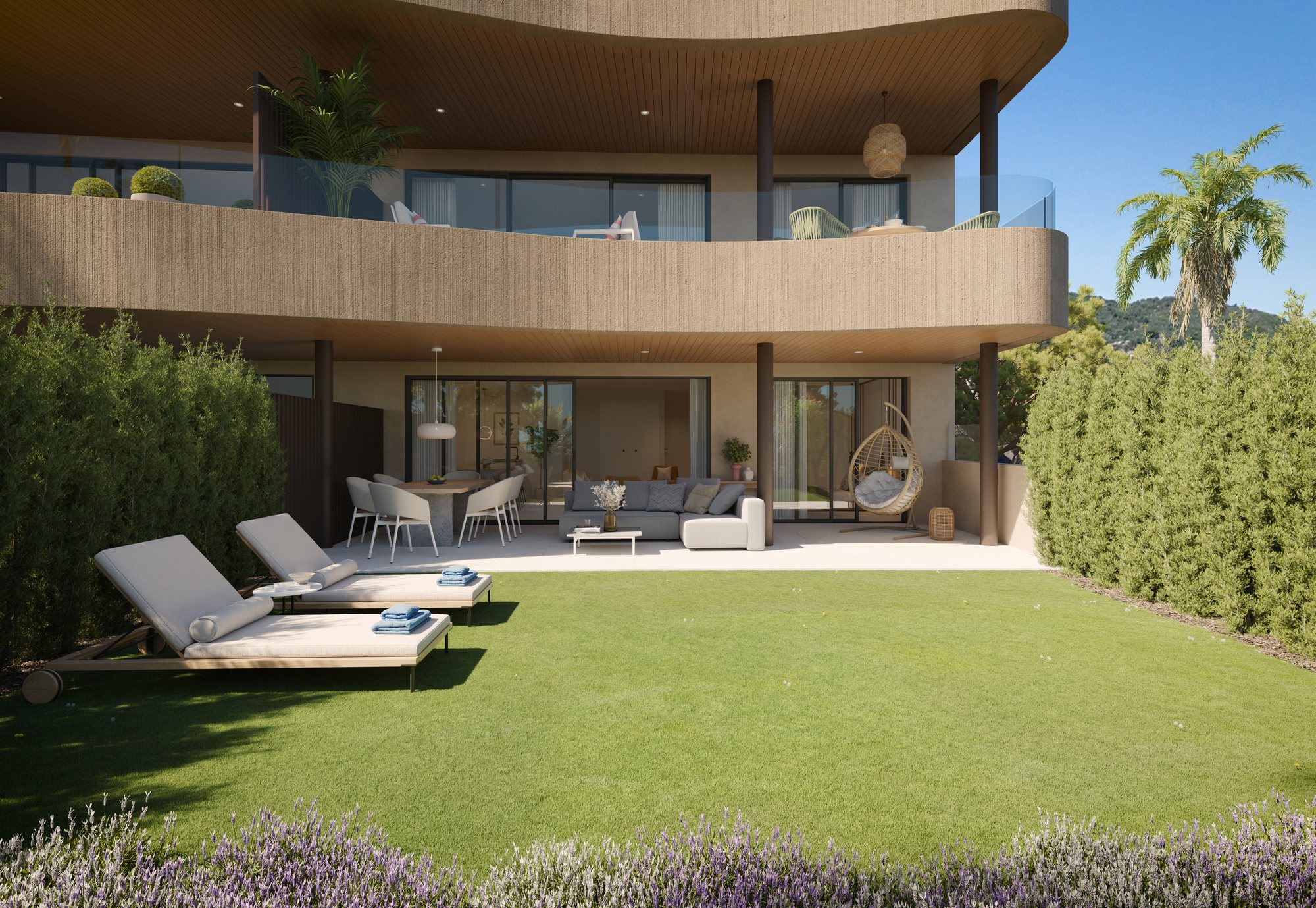 Ein privater Rasen und eine Terrasse, dahinter der offene Wohnraum hinter der Schiebeverglasung
