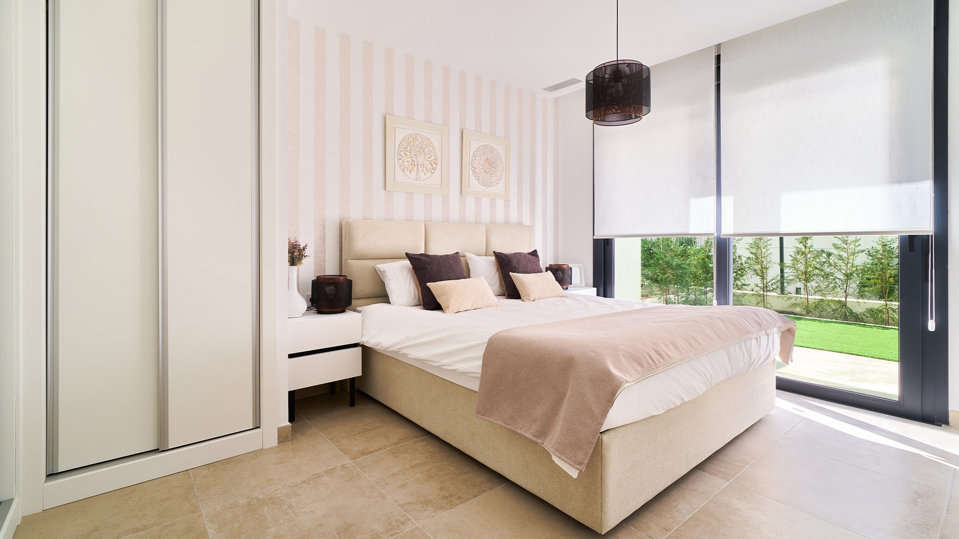 Slaapkamer met een tweepersoonsbed, een inbouwkast en een raam op de tuin