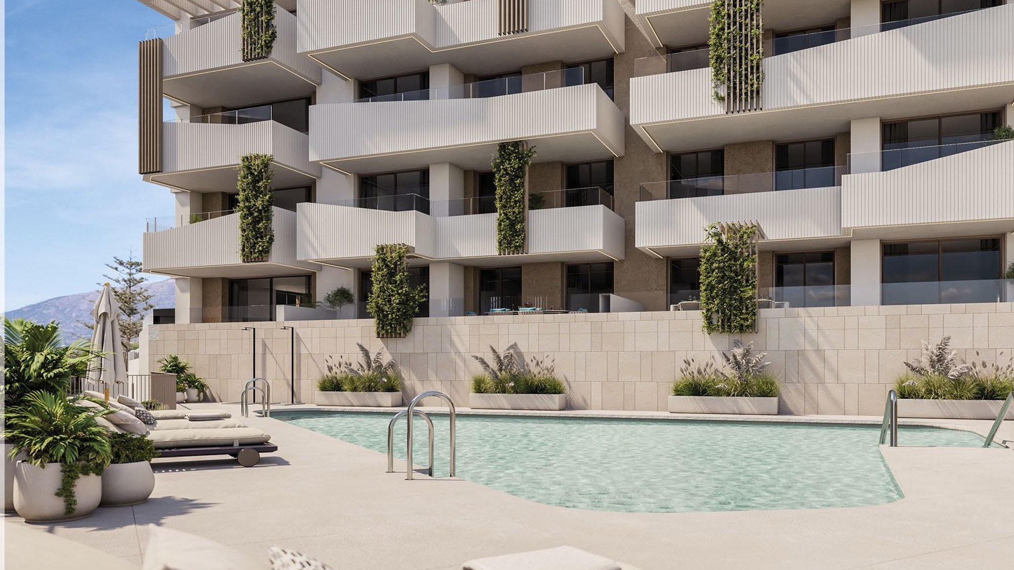 Der Gemeinschaftspool unter der gestaffelten Fassade