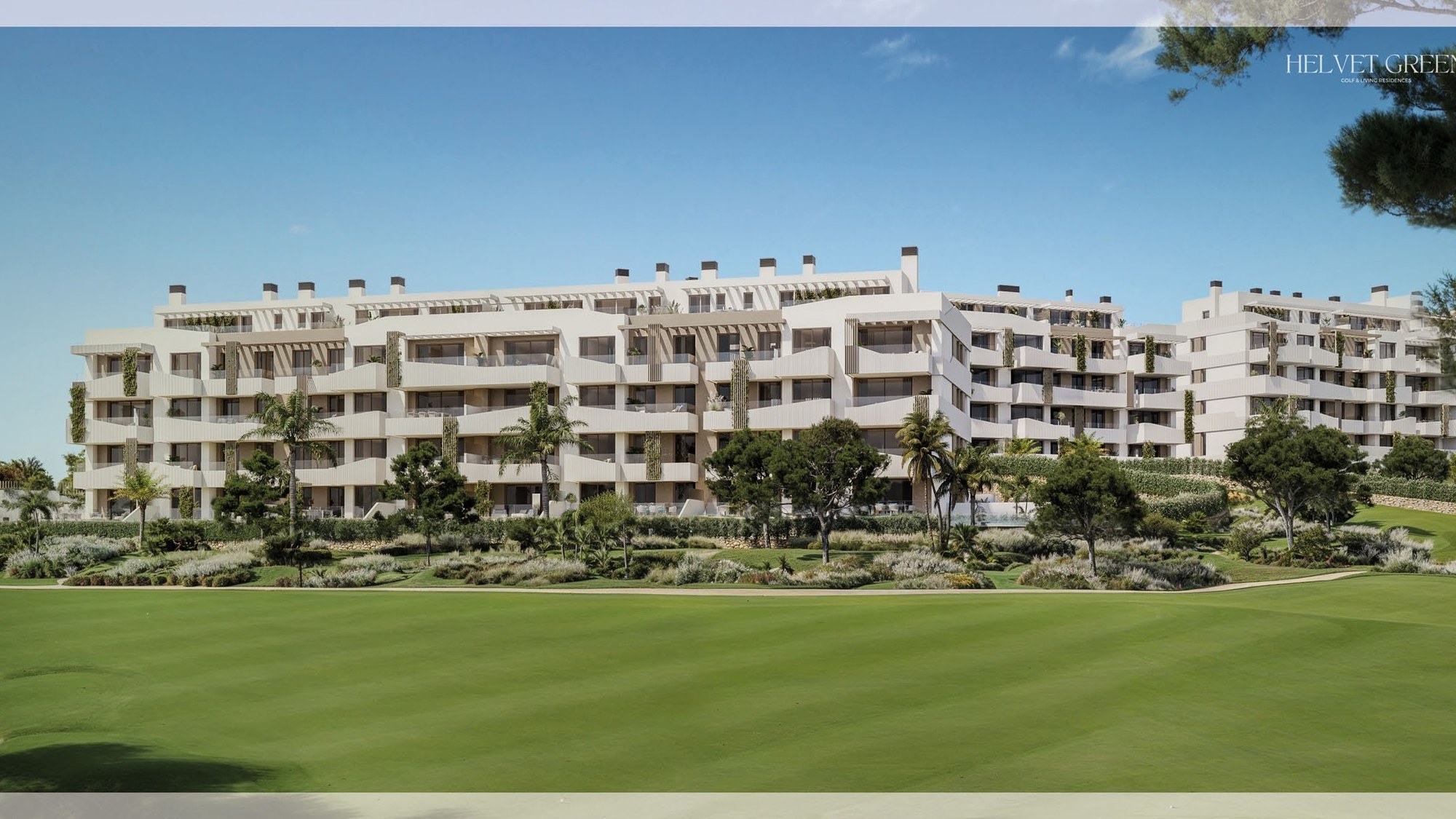 Die Gebäude gestaffelt am Rand des Golfplatzes
