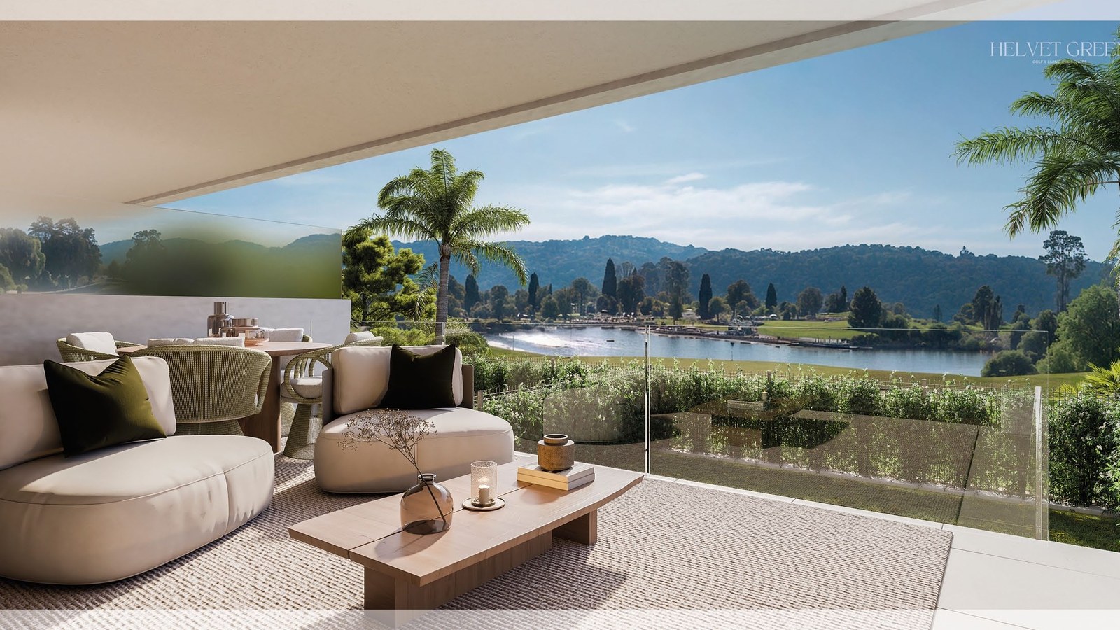Ein Wohnraum, der sich zur Terrasse öffnet, dahinter der Platz und der See