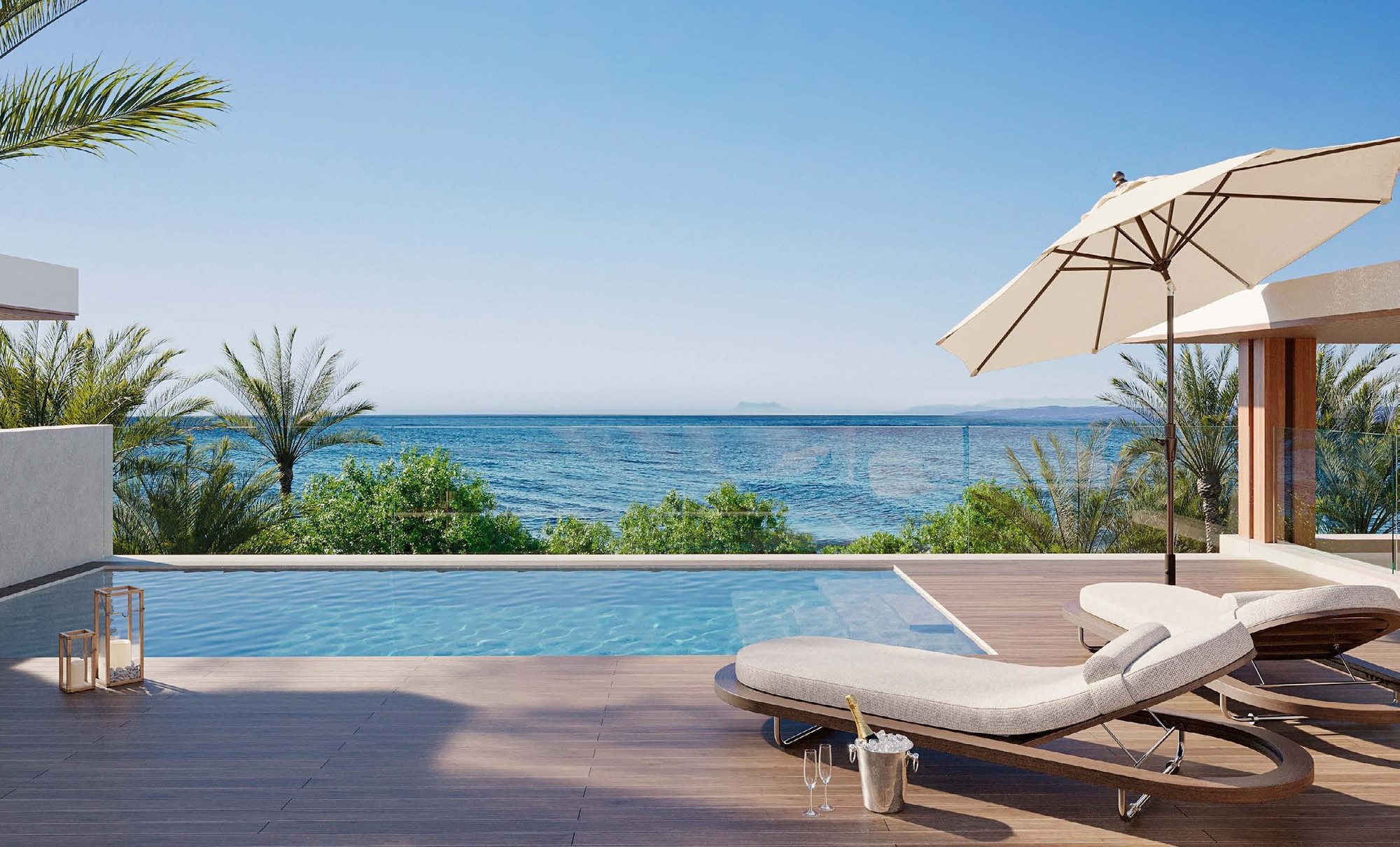 Eine Terrasse mit Pool und Liegen zum Mittelmeer