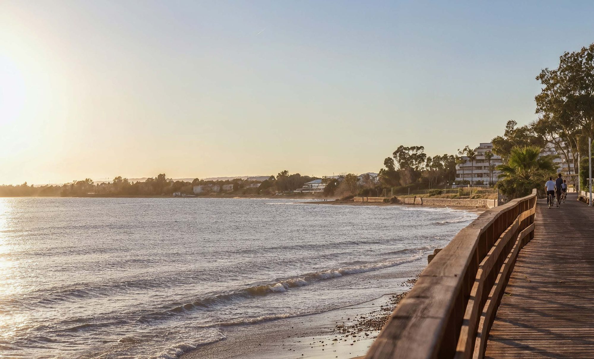 Der Strand und die Küstenpromenade neben der Anlage bei Sonnenuntergang